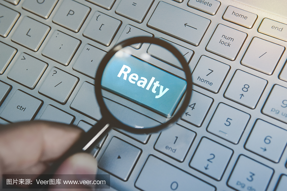 放大藍(lán)色按鈕Realty通過放大鏡查看鍵盤背景。互聯(lián)網(wǎng)財(cái)產(chǎn)搜索服務(wù)的概念。在網(wǎng)上尋找地產(chǎn)代理信息。電腦搜索房地產(chǎn)經(jīng)紀(jì)人。